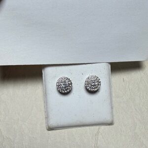 Brand new. Elegant Silver Stud Earrings